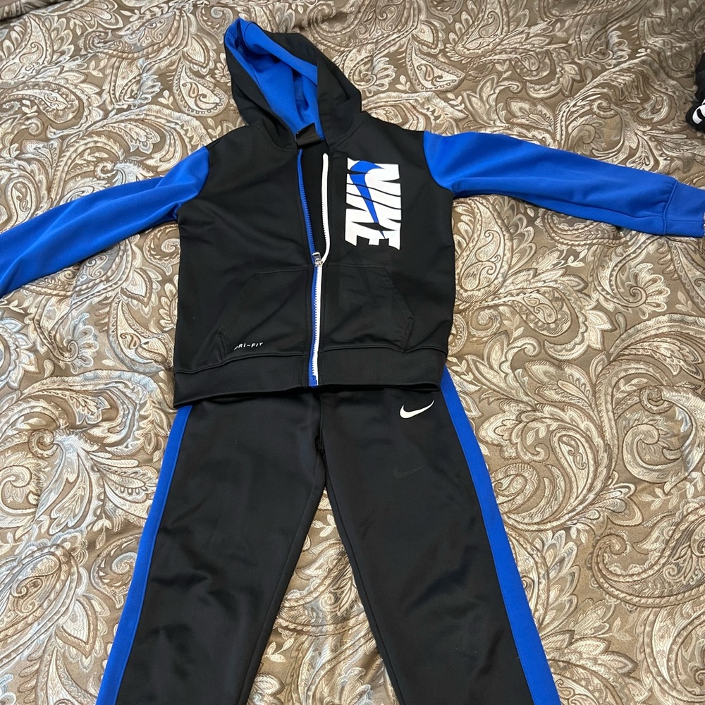 Nike dri fit sweat suit